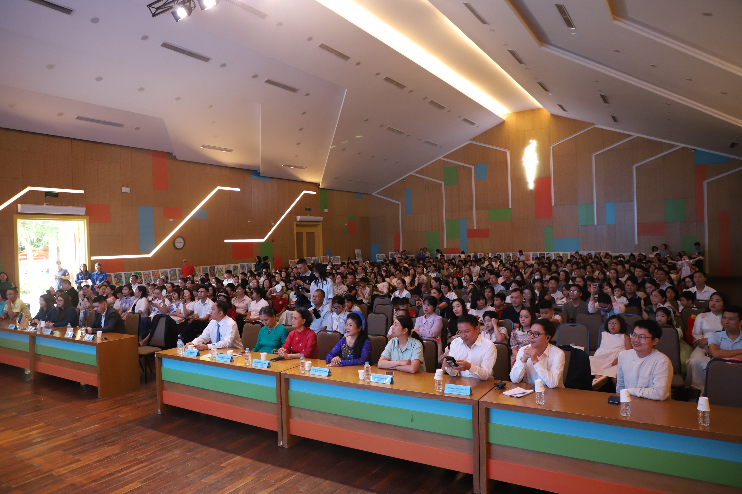 To&agrave;n cảnh kh&ocirc;ng gian lễ trao giải tại Trường Song ngữ Quốc tế Wellspring H&agrave; Nội, s&aacute;ng 15/6