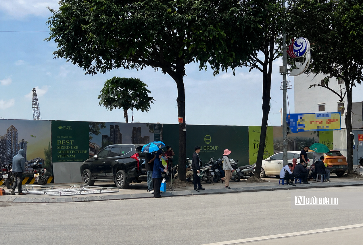 Tr&ecirc;n thị trường đ&atilde; xuất hiện nhiều hoạt động giới thiệu v&agrave; nhận tư vấn mua b&aacute;n căn hộ tại dự &aacute;n.(Ảnh: Hữu Thắng)