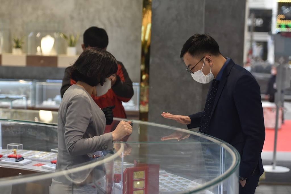 Gi&aacute; v&agrave;ng h&ocirc;m nay 17/6: Gi&aacute; v&agrave;ng trong nước v&agrave; thế giới tiếp đ&agrave; tăng (Ảnh: Kh&aacute;nh Huy) &nbsp;