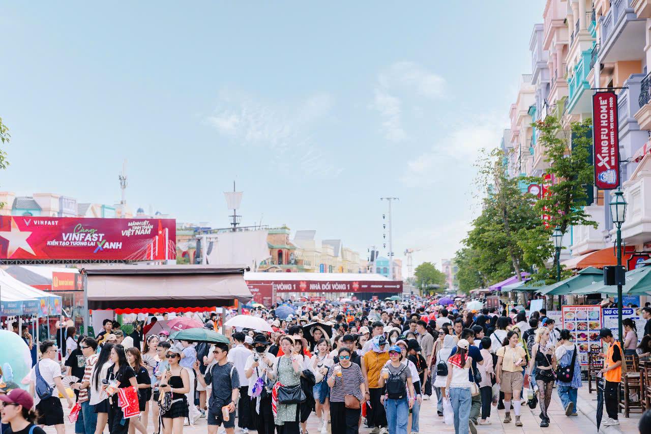 Để được gặp mặt thần tượng, nhiều &ldquo;Gai con&rdquo; đ&atilde; l&ecirc;n lịch tr&igrave;nh di chuyển v&agrave; lưu tr&uacute; tại Ocean City từ trước đ&oacute; nhiều ng&agrave;y