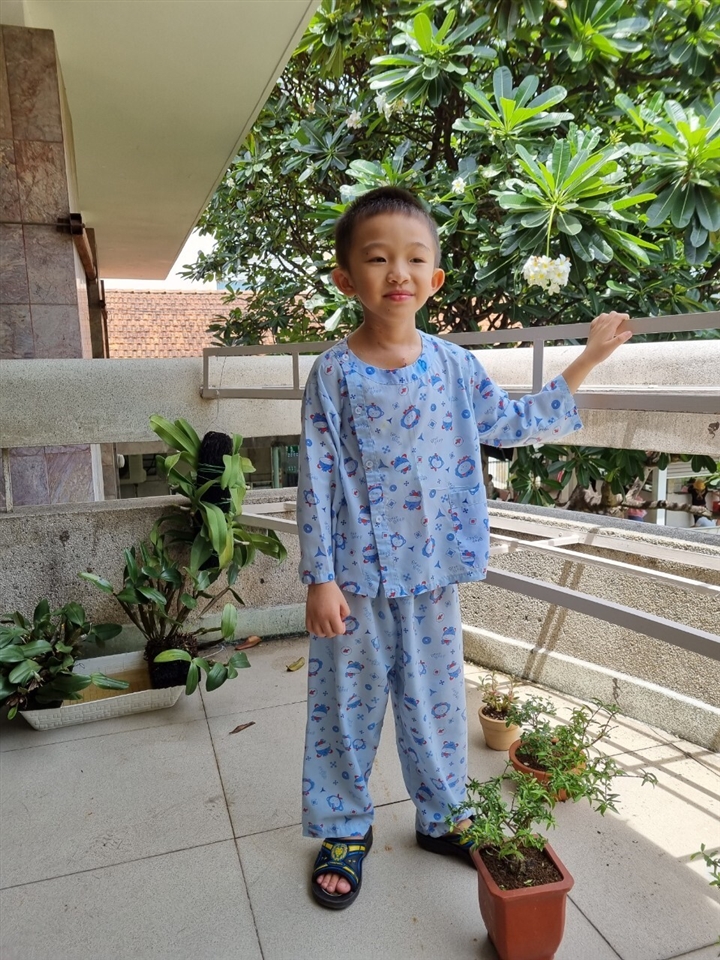 B&eacute; Thanh T&uacute; h&aacute;o hức khi được xuất viện về nh&agrave;.&nbsp;