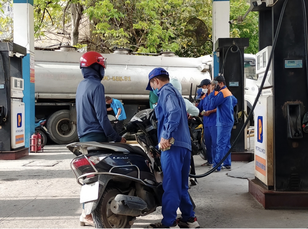 Gi&aacute; xăng dầu h&ocirc;m nay 18/6: Gi&aacute; dầu th&ocirc; tr&ecirc;n thế giới tăng giảm tr&aacute;i chiều (Ảnh: Việt Ho&agrave;ng)