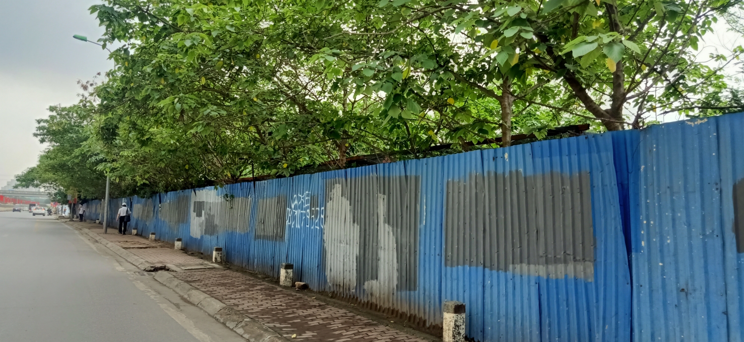 Dự &aacute;n Th&aacute;p T&agrave;i ch&iacute;nh Quốc tế IFT của Tập đo&agrave;n Bảo Việt tại 220 Trần Duy Hưng qu&acirc;y t&ocirc;n, c&acirc;y cối mọc um t&ugrave;m, g&acirc;y mất mỹ quan đ&ocirc; thị/Ảnh: Mạnh Tưởng (Petrotimes)