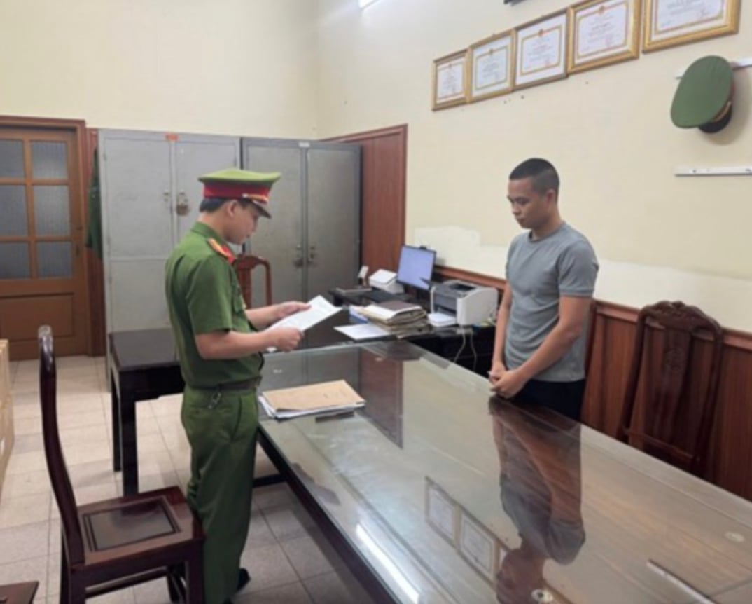 &nbsp;Đối tượng L&ecirc; Văn Hải - chủ k&ecirc;nh TikTok "Gia đ&igrave;nh Hải Sen" - bị Cơ quan CSĐT C&ocirc;ng an tỉnh Ninh B&igrave;nh khởi tố v&agrave; bắt tạm giam về tội &ldquo;Bu&ocirc;n b&aacute;n h&agrave;ng giả l&agrave; thực phẩm chức năng&rdquo;. Ảnh: C&ocirc;ng an Ninh B&igrave;nh.