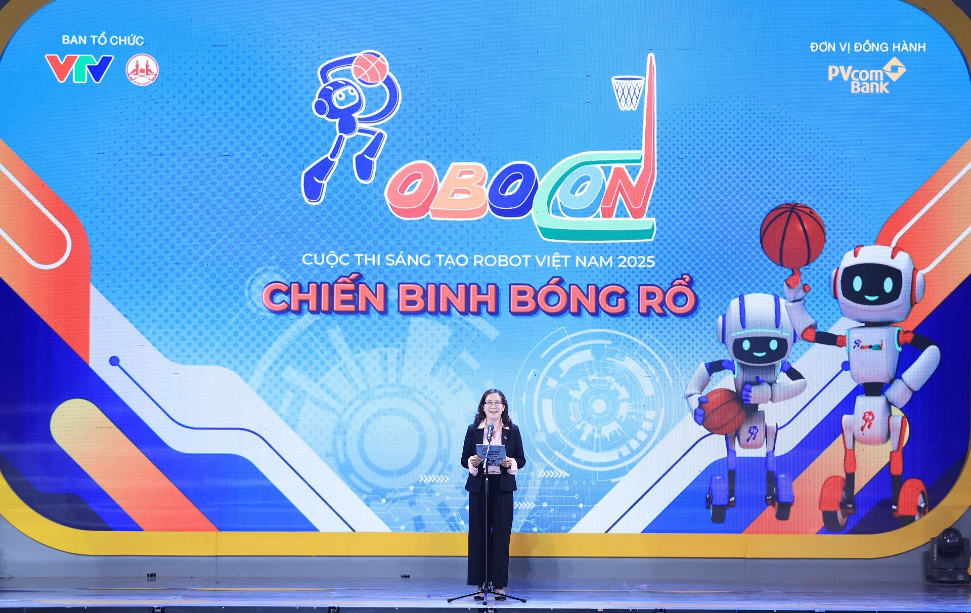 B&agrave; Nguyễn Thanh Huyền, Th&agrave;nh vi&ecirc;n Ban Điều h&agrave;nh PVcomBank ph&aacute;t biểu tại lễ bế mạc v&ograve;ng chung kết Robocon 2025