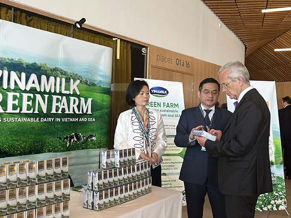 &Ocirc;ng Richard Hall v&agrave; c&aacute;c đại diện Vinamilk trao đổi th&ecirc;m về m&ocirc; h&igrave;nh Green Farm đ&atilde; được Vinamilk x&acirc;y dựng tại Việt Nam &nbsp;