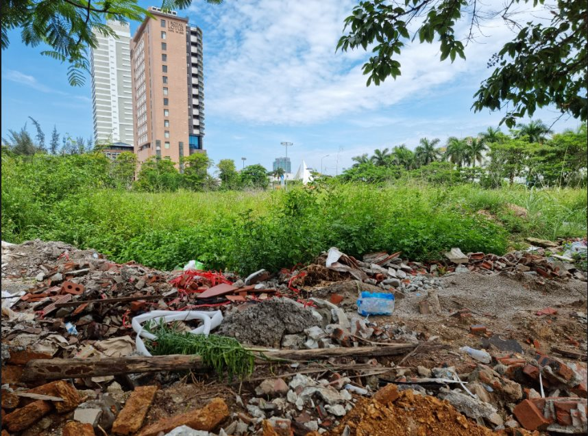 Khu đất &ldquo;v&agrave;ng&rdquo; của Indevco ở TP Hạ Long sau 12 năm ph&ecirc; duyệt vẫn chỉ l&agrave; b&atilde;i đất trống đầy cỏ dại (Ảnh: B&aacute;o X&acirc;y dựng)&nbsp;