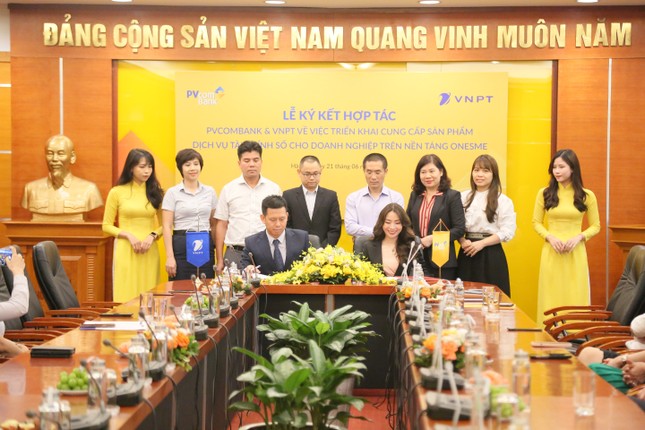 PVcomBank đ&atilde; k&yacute; kết hợp t&aacute;c với VNPT trong việc triển khai cung cấp c&aacute;c sản phẩm dịch vụ t&agrave;i ch&iacute;nh số cho kh&aacute;ch h&agrave;ng tr&ecirc;n oneSM