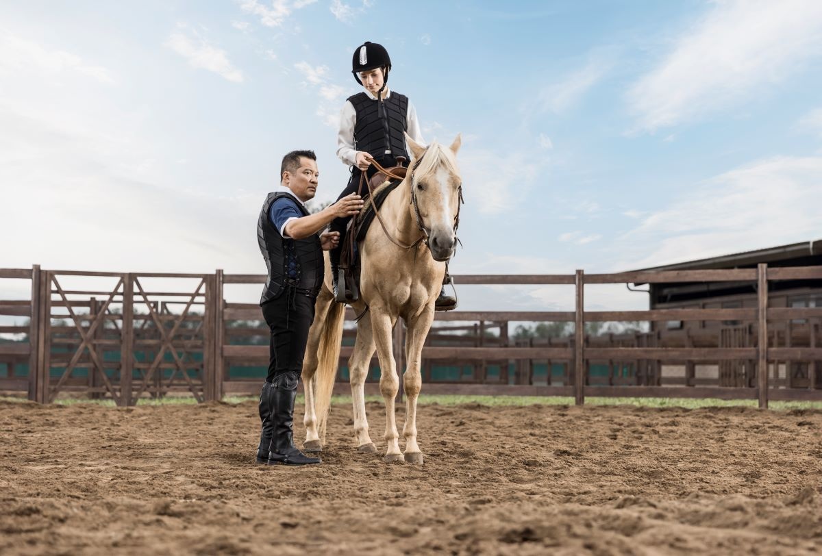 Vinpearl Horse Academy Vũ Y&ecirc;n mang tới cho cư d&acirc;n c&aacute;c kh&oacute;a học cưỡi ngựa chuy&ecirc;n nghiệp c&ugrave;ng chuy&ecirc;n gia uy t&iacute;n.