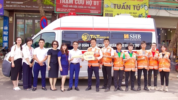 Đại diện Tập đo&agrave;n T&amp;T Group v&agrave; Ng&acirc;n h&agrave;ng SHB trao tặng Đội hỗ trợ sơ cứu FAS Angel xe cứu thương GAZ trị gi&aacute; 870 triệu đồng.