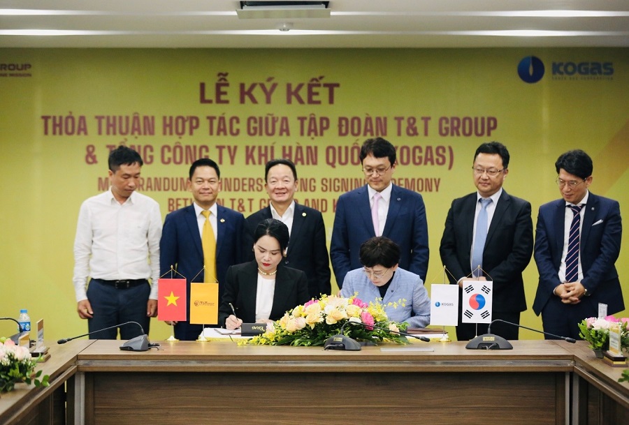 B&agrave; Nguyễn Thị Thanh B&igrave;nh, Ph&oacute; Tổng Gi&aacute;m đốc T&amp;T Group (b&ecirc;n tr&aacute;i) v&agrave; b&agrave; Choi Yeon Hye (b&ecirc;n phải), Tổng Gi&aacute;m đốc KOGAS k&yacute; thoả thuận hợp t&aacute;c.