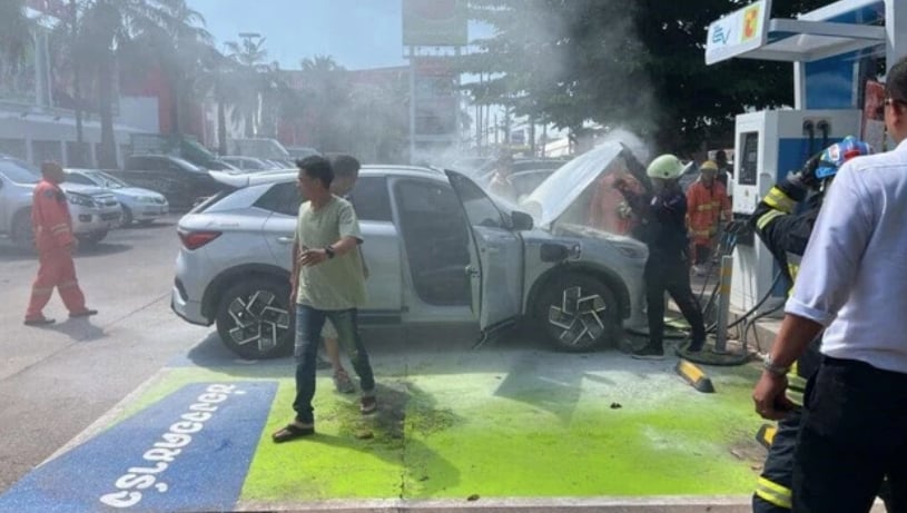 H&igrave;nh ảnh chiếc &ocirc; t&ocirc; điện Trung Quốc BYD Atto 3 bị ch&aacute;y khi đang sạc d&ugrave; mới mua được 1 tuần