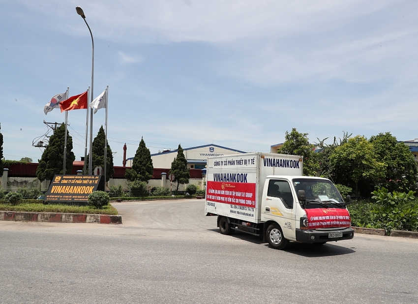 L&ocirc; h&agrave;ng 500.000 bơm kim ti&ecirc;m đầu ti&ecirc;n trong g&oacute;i t&agrave;i trợ đ&atilde; được vận chuyển đến TP Hồ Ch&iacute; Minh trong ng&agrave;y 21/6 vừa qua. &nbsp;