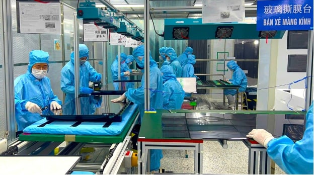 C&aacute;c chuy&ecirc;n gia của Tập đo&agrave;n Alpha Seven sản xuất tivi.