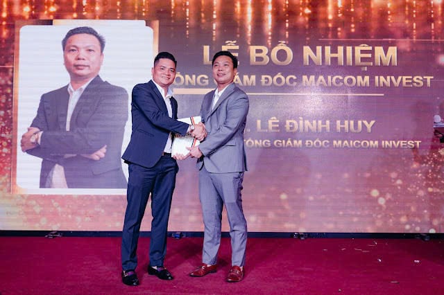 &Ocirc;ng Mai Đức Huy bổ nhiệm &ocirc;ng L&ecirc; Đ&igrave;nh Huy giữ chức Gi&aacute;m đốc Maicom Invest&nbsp;tại một sự kiện.