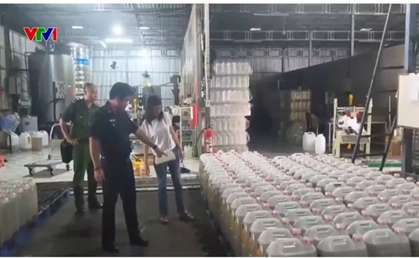 H&agrave;ng chục ngh&igrave;n tấn dầu ăn chăn nu&ocirc;i được &ldquo;h&ocirc; biến&rdquo; th&agrave;nh dầu ăn cho người dưới nh&atilde;n hiệu Ofood.