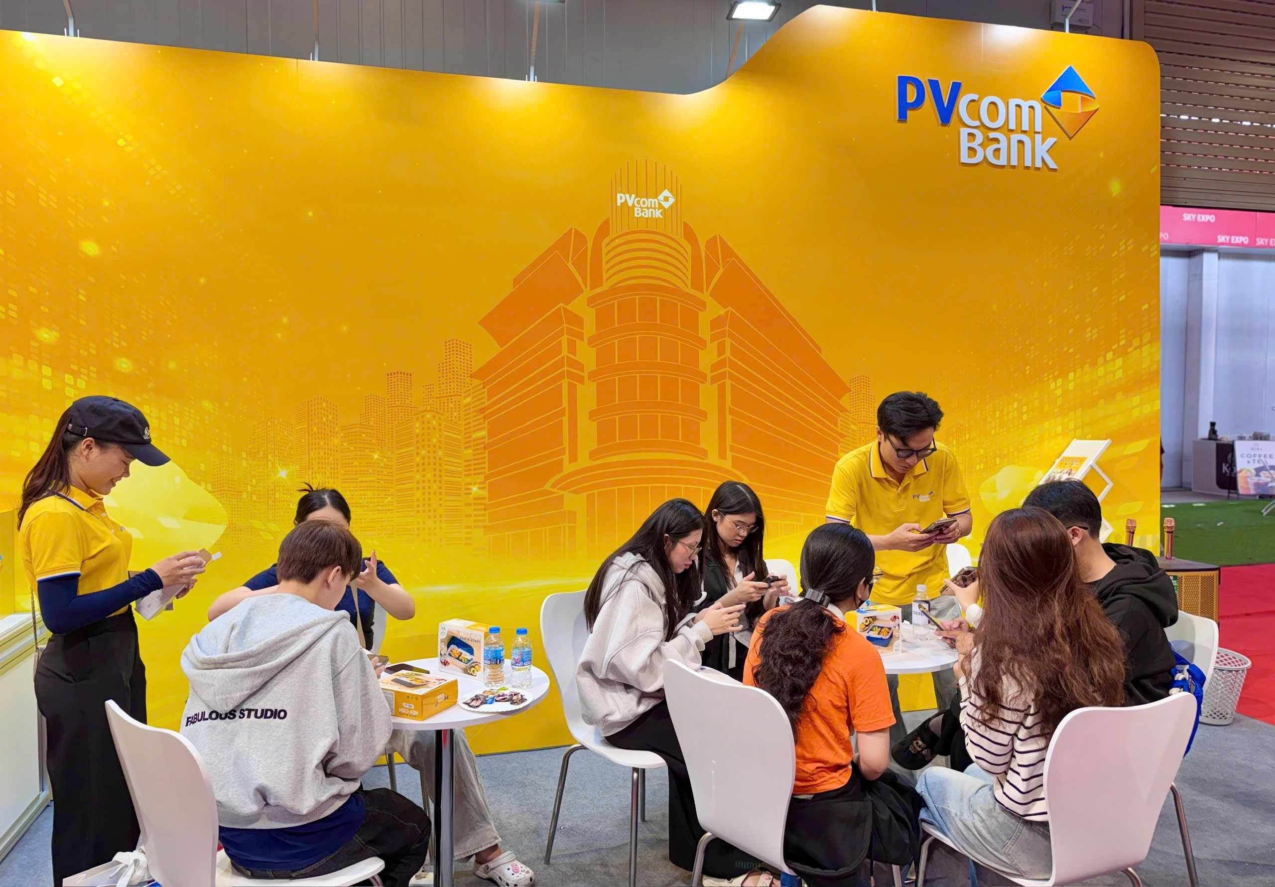 Gian h&agrave;ng PVcomBank thu h&uacute;t đ&ocirc;ng đảo sự quan t&acirc;m của kh&aacute;ch tham quan Triển l&atilde;m