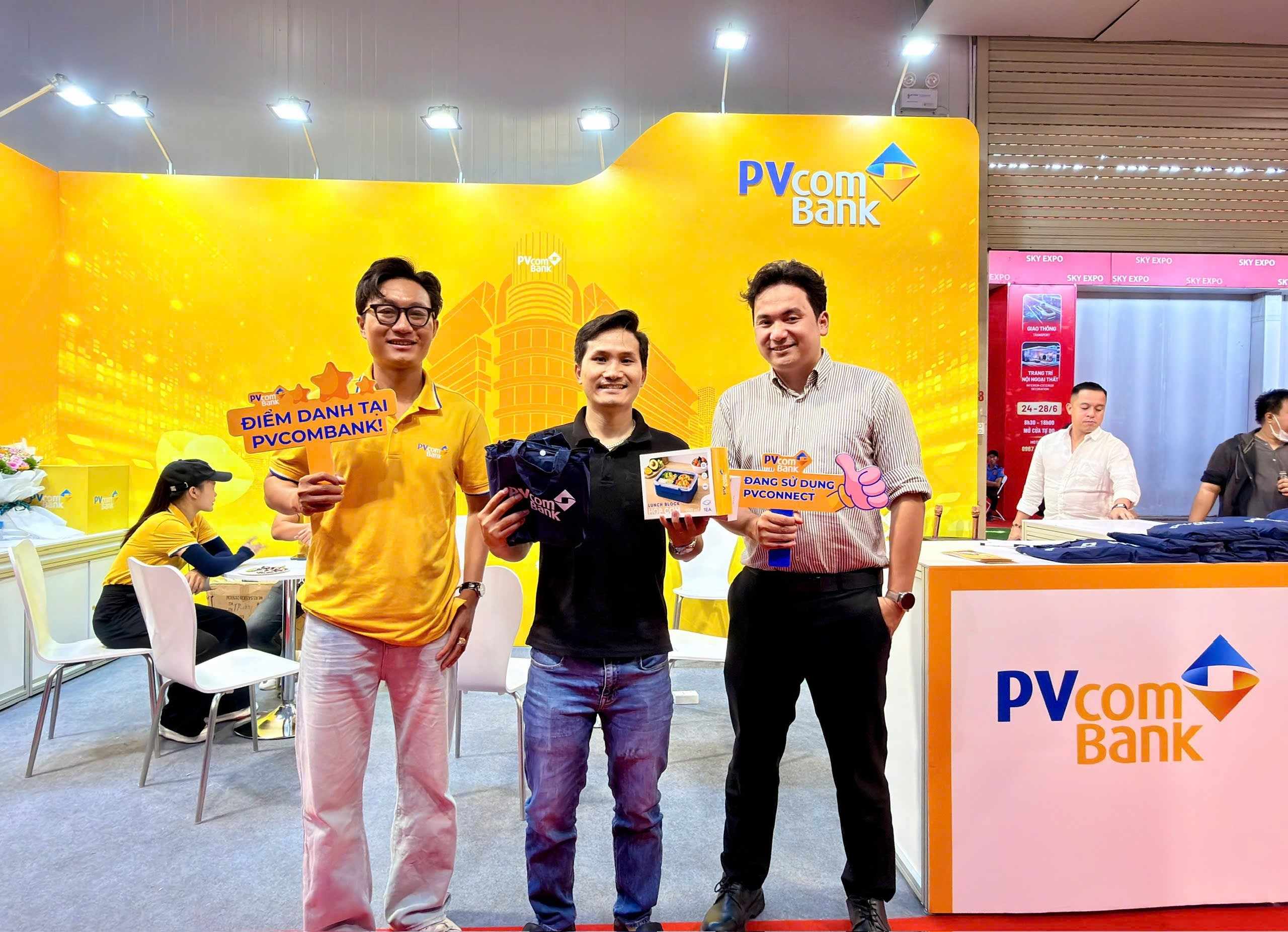 Kh&aacute;ch tham quan trải nghiệm dịch vụ ng&acirc;n h&agrave;ng số v&agrave; nhận qu&agrave; tặng tại gian h&agrave;ng PVcomBank