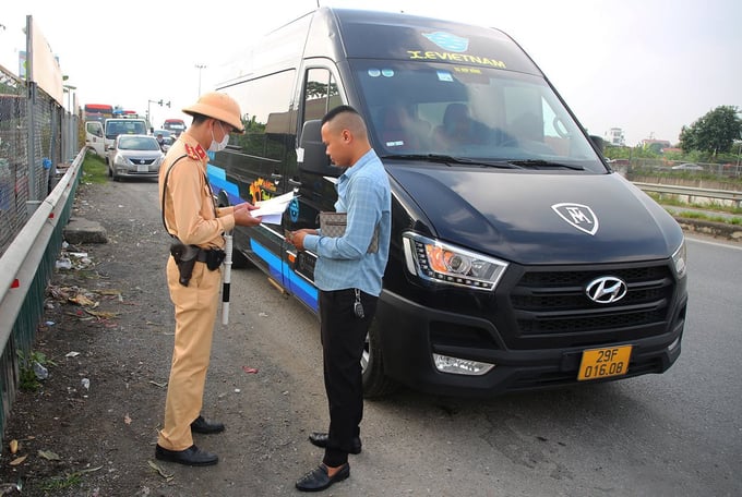 Từ 10/8, thu hồi giấy ph&eacute;p kinh doanh của doanh nghiệp c&oacute; xe hợp đồng "tr&aacute; h&igrave;nh".