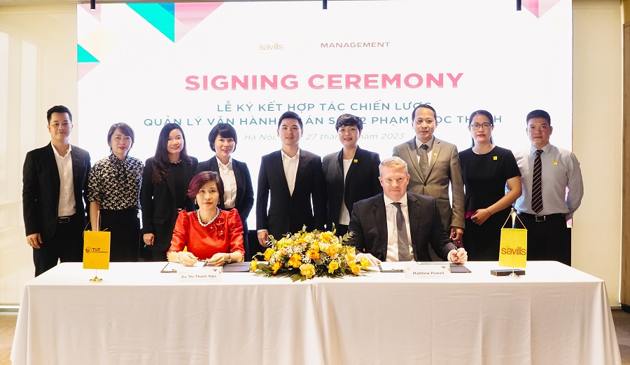 B&agrave; Dư Thị Thanh Nga, Tổng Gi&aacute;m đốc T&amp;T Management v&agrave; &ocirc;ng Matthew Powell, Gi&aacute;m đốc Savills H&agrave; Nội k&yacute; kết hợp t&aacute;c chiến lược với sự chứng kiến của đại diện l&atilde;nh đạo hai doanh nghiệp.