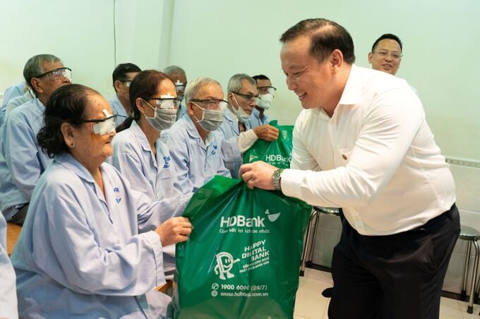 Đại diện HDBank tặng qu&agrave; cho b&agrave; con.