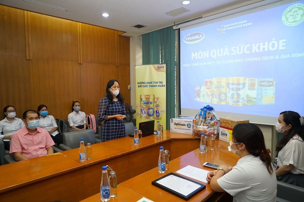B&agrave; Nguyễn Thị Minh T&acirc;m - đại diện C&ocirc;ng ty Vinamilk chia sẻ t&igrave;nh cảm v&agrave; trao tặng m&oacute;n qu&agrave; thay lời cảm ơn từ Vinamilk gửi đến c&aacute;c y b&aacute;c sỹ tại Bệnh viện Bạch Mai. &nbsp;