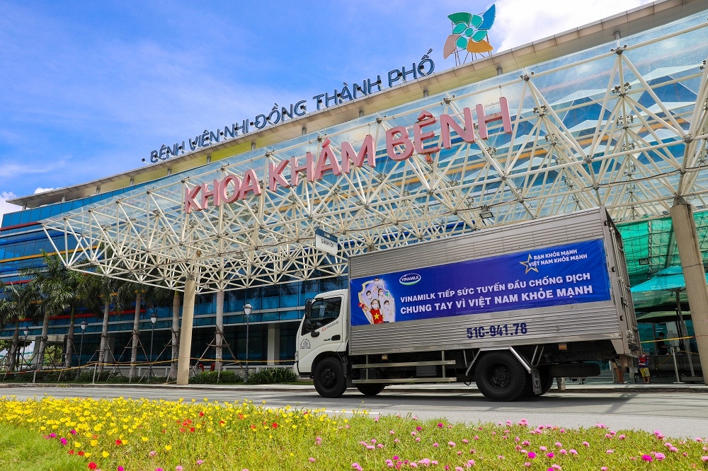 C&aacute;c chuyến xe trong chiến dịch &ldquo;Bạn khỏe mạnh - Việt Nam khỏe mạnh&rdquo; đ&atilde; bắt đầu h&agrave;nh tr&igrave;nh mang theo sản phẩm, qu&agrave; tặng đến c&aacute;c b&aacute;c sỹ tuyến đầu.