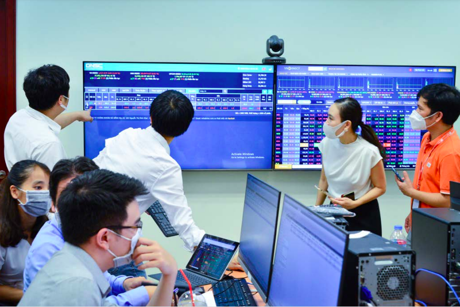 Ph&iacute;a Ủy ban Chứng kho&aacute;n Nh&agrave; nước cũng cho hay, trong qu&aacute; tr&igrave;nh thực hiện c&ocirc;ng t&aacute;c quản l&yacute;, gi&aacute;m s&aacute;t, Ủy ban rất ch&uacute; trọng việc gi&aacute;m s&aacute;t, xử l&yacute; th&ocirc;ng tin tr&ecirc;n kh&ocirc;ng gian mạng. (Ảnh minh họa: HoSE)&nbsp;