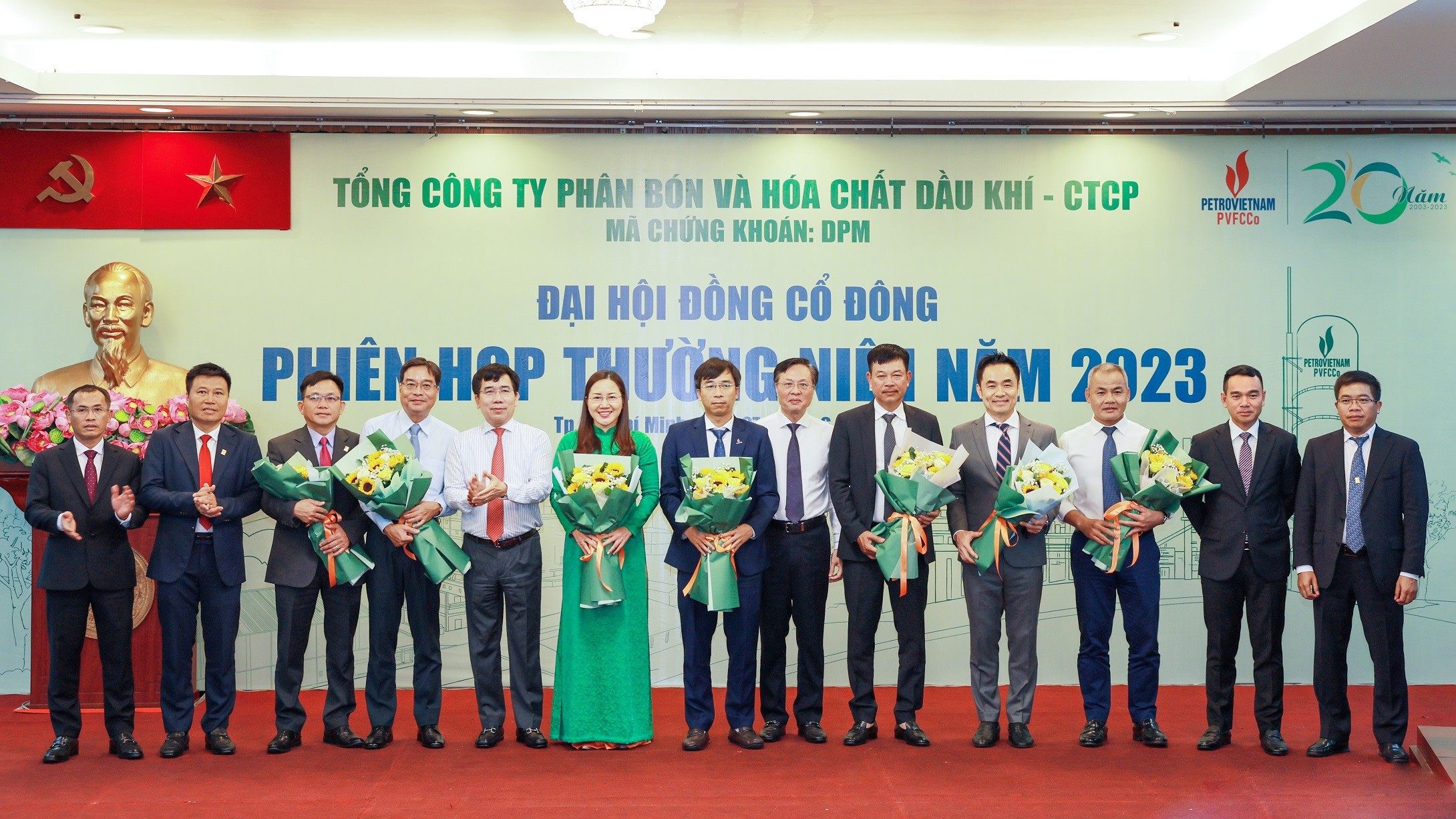 Tặng hoa ch&uacute;c mừng c&aacute;c th&agrave;nh vi&ecirc;n HĐQT v&agrave; BKS tr&uacute;ng cử nhiệm kỳ mới v&agrave; tri &acirc;n c&aacute;c th&agrave;nh vi&ecirc;n HĐQT v&agrave; BKS th&ocirc;i nhiệm vụ