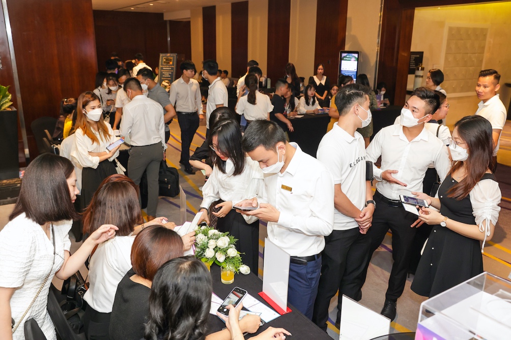 Kh&aacute;ch h&agrave;ng nườm nượp đến sự kiện từ s&aacute;ng sớm. &nbsp;