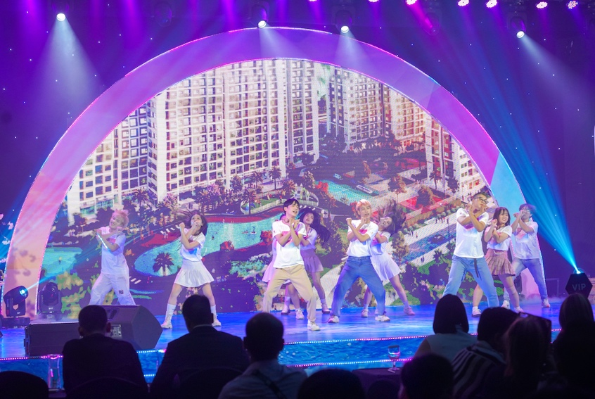 Vũ điệu "Mirae" tr&ecirc;n nền nhạc b&agrave;i h&aacute;t ri&ecirc;ng của ph&acirc;n khu The Mirae Park v&ocirc; c&ugrave;ng s&ocirc;i động v&agrave; tươi trẻ. &nbsp;