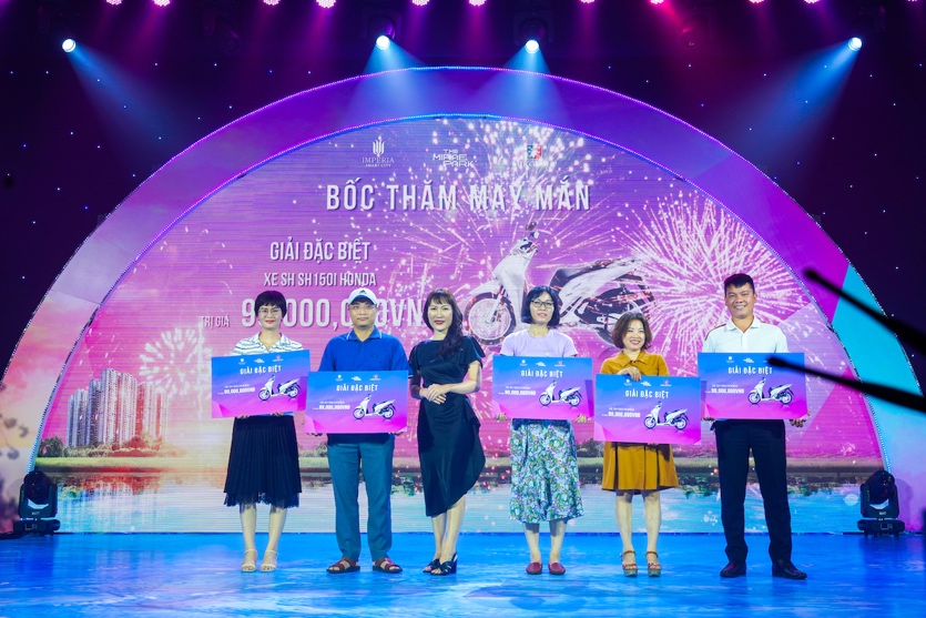 Đại diện MIKGroup trao tặng 5 chiếc xe m&aacute;y SH 150i cho 5 kh&aacute;ch h&agrave;ng may mắn nhất chương tr&igrave;nh. &nbsp;