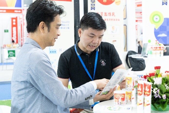 Với quy m&ocirc; lớn v&agrave; thiết kế độc đ&aacute;o, gian h&agrave;ng của Vinamilk nổi bật v&agrave; thu h&uacute;t chỉ tập trung v&agrave;o một d&ograve;ng sản phẩm duy nhất l&agrave; sữa đặc &Ocirc;ng Thọ.