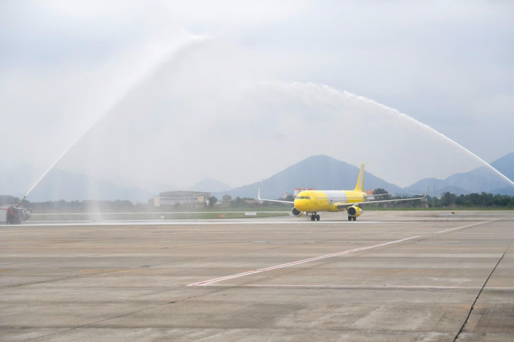 Nghi thức phun v&ograve;i rồng (Water salute) ch&agrave;o đ&oacute;n chiếc m&aacute;y bay đầu ti&ecirc;n do Vietravel Airlines sở hữu&nbsp;