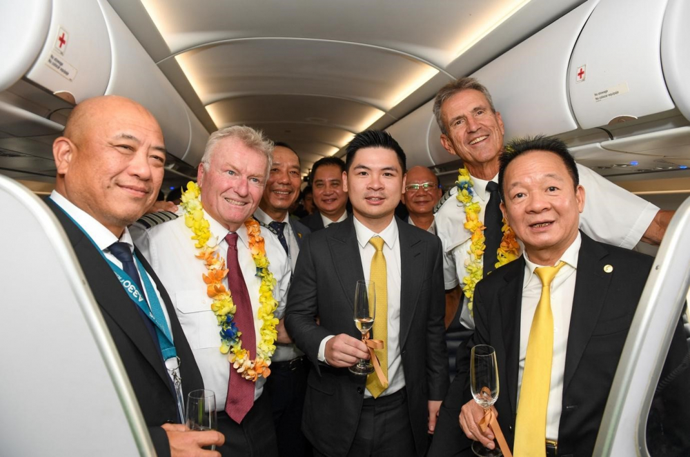 C&aacute;c đại biểu ch&uacute;c mừng tổ bay của Airbus A321&nbsp;