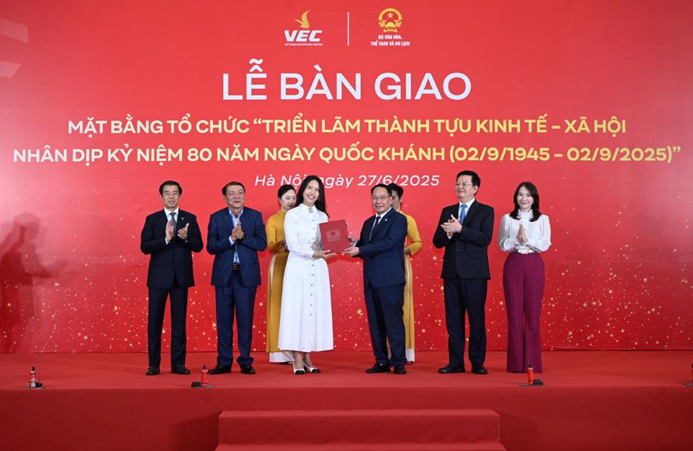 Nghi thức b&agrave;n giao mặt bằng tổ chức "Triển l&atilde;m th&agrave;nh tựu kinh tế - x&atilde; hội nh&acirc;n dịp kỷ niệm 80 năm ng&agrave;y Quốc kh&aacute;nh" dưới sự chứng kiến của Ph&oacute; Thủ tướng Ch&iacute;nh phủ Mai Văn Ch&iacute;nh, Trưởng Ban Chỉ đạo Triển l&atilde;m v&agrave; Bộ trưởng Bộ Văn h&oacute;a, Thể thao v&agrave; Du lịch Nguyễn Văn H&ugrave;ng, Trưởng Ban tổ chức Triển l&atilde;m &nbsp;