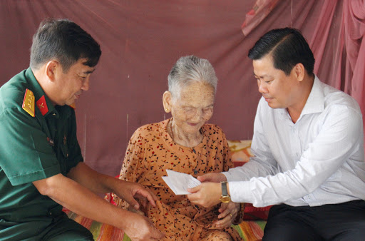 Trợ cấp B&agrave; mẹ Việt Nam anh h&ugrave;ng tăng gấp 3 lần mức chuẩn.