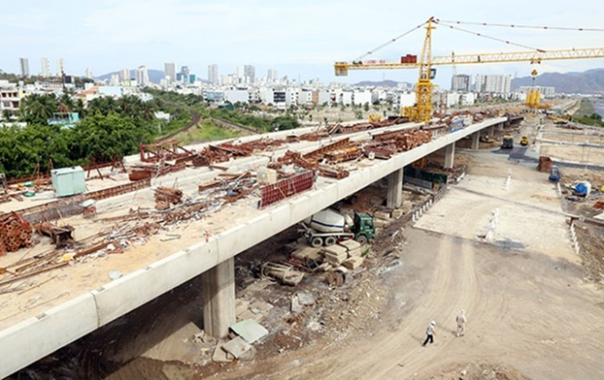 Một nh&aacute;nh n&uacute;t giao th&ocirc;ng đang thi c&ocirc;ng dang dở tại một dự &aacute;n DA của c&ocirc;ng ty Ph&uacute;c Sơn