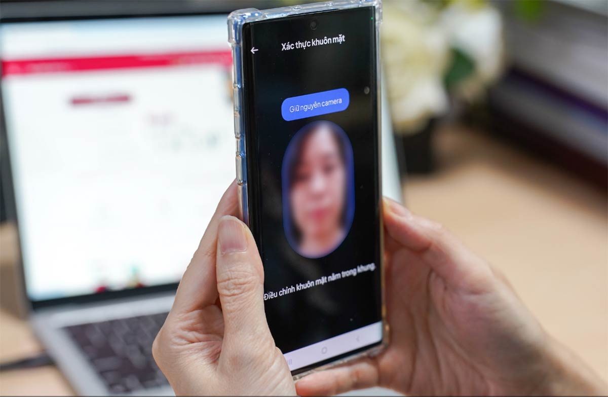Cảnh gi&#225;c chi&#234;u tr&#242; mạo danh ng&#226;n h&#224;ng dụ x&#225;c thực sinh trắc học - Ảnh 2