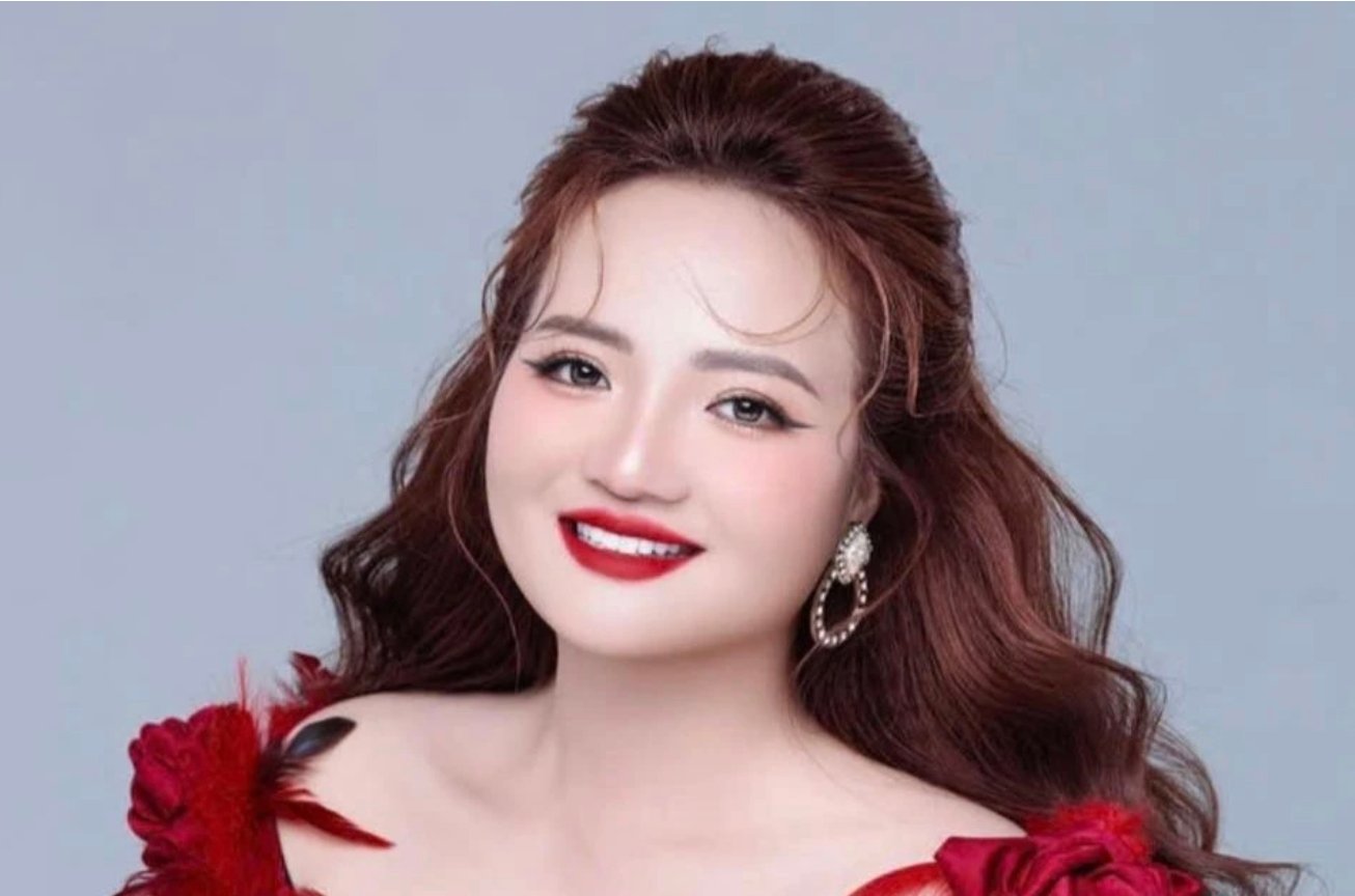 Doanh nh&acirc;n Ho&agrave;ng Hường