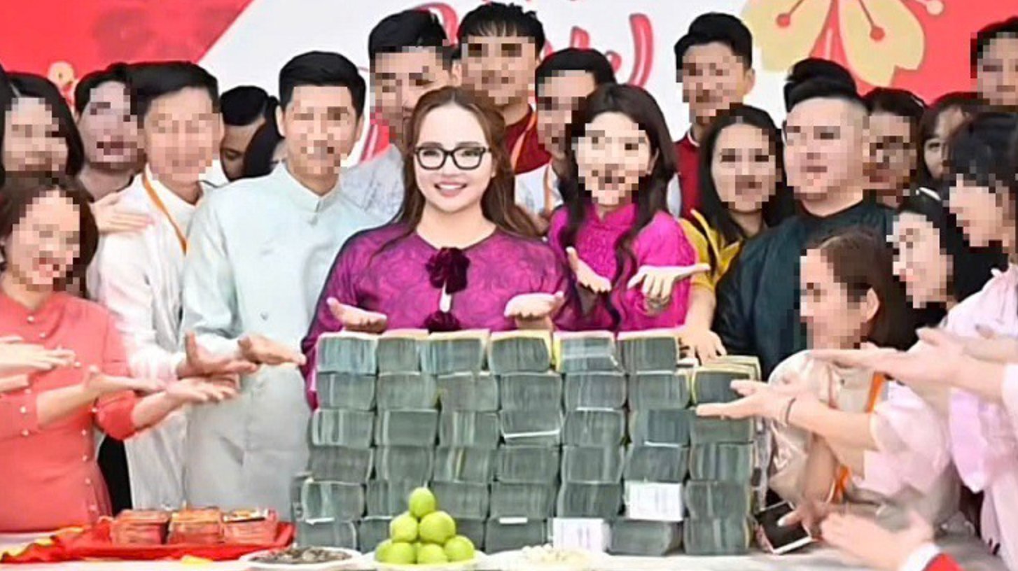 Ho&agrave;ng Hường chất tiền th&agrave;nh đống để l&igrave; x&igrave; nh&acirc;n vi&ecirc;n.