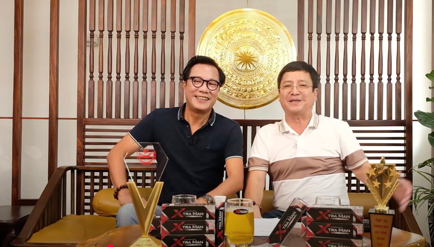 Hai nghệ sĩ Ch&iacute; Trung v&agrave; Trọng Trinh c&ograve;n c&ugrave;ng xuất hiện trong clip d&agrave;i hơn 29 ph&uacute;t để &ldquo;song tấu&rdquo; quảng b&aacute; Xtraman. Ảnh: Chụp m&agrave;n h&igrave;nh