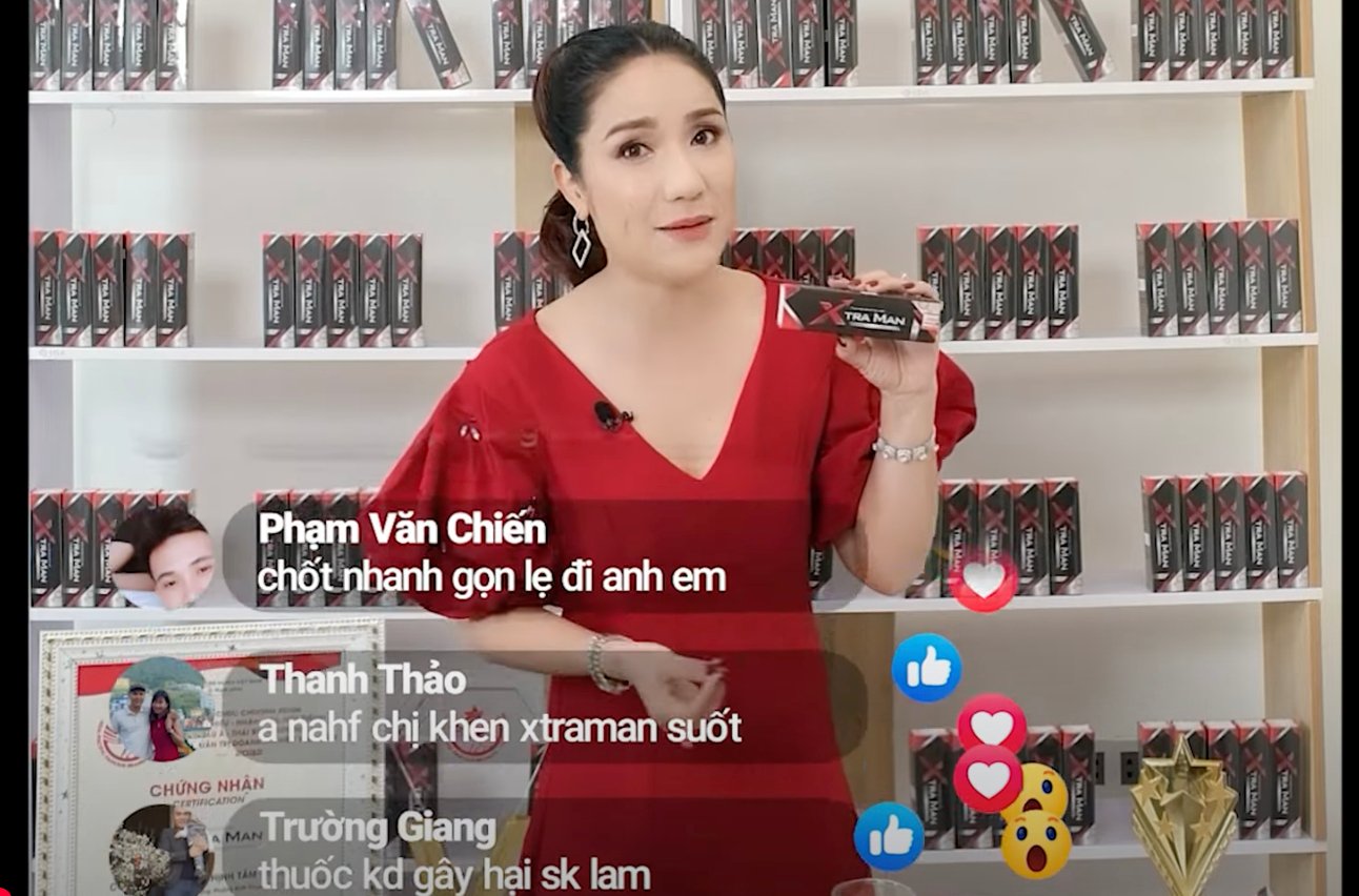 Nghệ sĩ C&aacute;t Tường giới thiệu sản phẩm. Ảnh: Chụp m&agrave;n h&igrave;nh