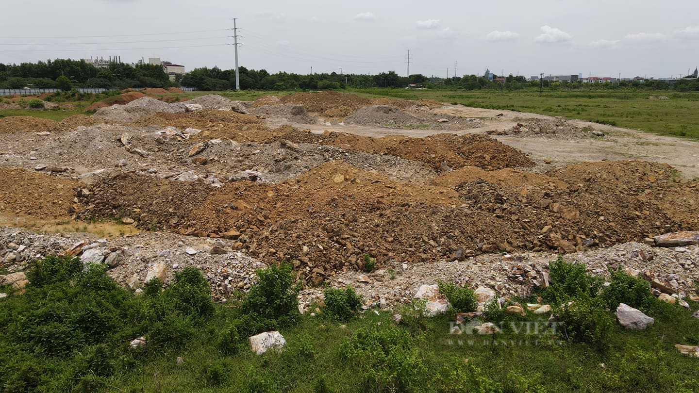 Dù có hoạt động san lấp mặt bằng nhưng nó chỉ là một phần rất nhỏ của dự án. Và hiện tại theo ghi nhận thì không có máy móc, công nhân.