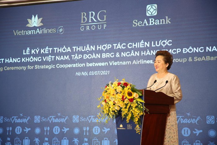 Bà Nguyễn Thị Nga, Chủ tịch Tập đoàn BRG phát biểu tại lễ ký.  