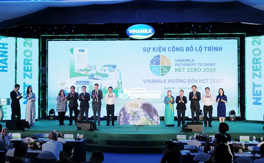 Vinamilk nhận chứng nhận Nh&agrave; m&aacute;y v&agrave; trang trại đạt trung h&ograve;a carbon theo ti&ecirc;u chuẩn PAS 2060:2014