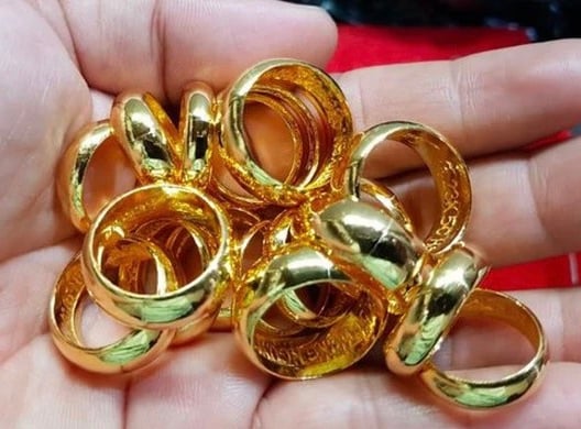 Gi&aacute; v&agrave;ng nhẫn trong nước tiệm cận v&agrave;ng miếng SJC.