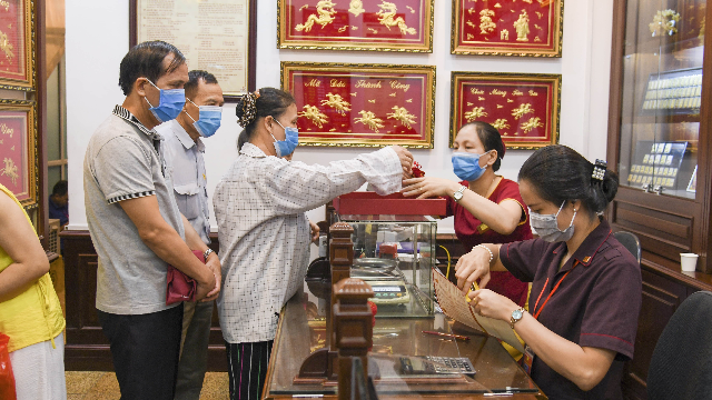 Gi&aacute; v&agrave;ng h&ocirc;m nay 6/7: Ch&ecirc;nh lệch giữa gi&aacute; v&agrave;ng trong nước v&agrave; thế giới tiếp tục nới rộng