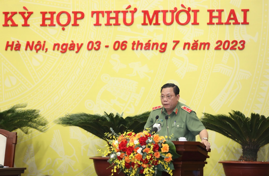 Trung tướng Nguyễn Hải Trung, Gi&aacute;m đốc C&ocirc;ng an H&agrave; Nội, tr&igrave;nh b&agrave;y dự thảo Nghị quyết về quy định diện t&iacute;ch tối thiểu để đăng k&yacute; thường tr&uacute; tr&ecirc;n địa b&agrave;n. Ảnh: D&acirc;n tr&iacute;