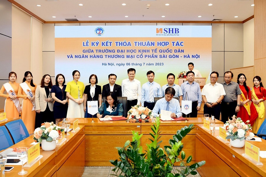 &nbsp;TS Ng&ocirc; Thu H&agrave; - Tổng Gi&aacute;m đốc SHB v&agrave; GS.TS Phạm Hồng Chương &nbsp;- Hiệu trưởng Trường Đại học KTQD đại diện hai đơn vị k&yacute; kết thỏa thuận hợp t&aacute;c